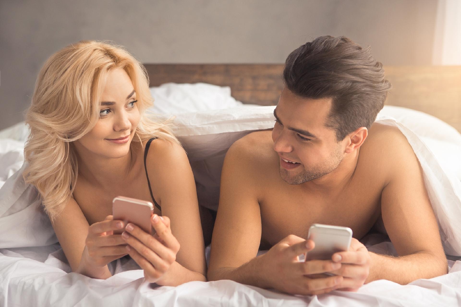 Couple HUD Sexting App watching him do it and in a romantic way