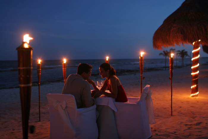 couple beach ke kinare candle night me time spend karte hue